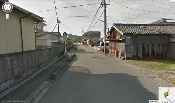 左の青い道路標識が目印